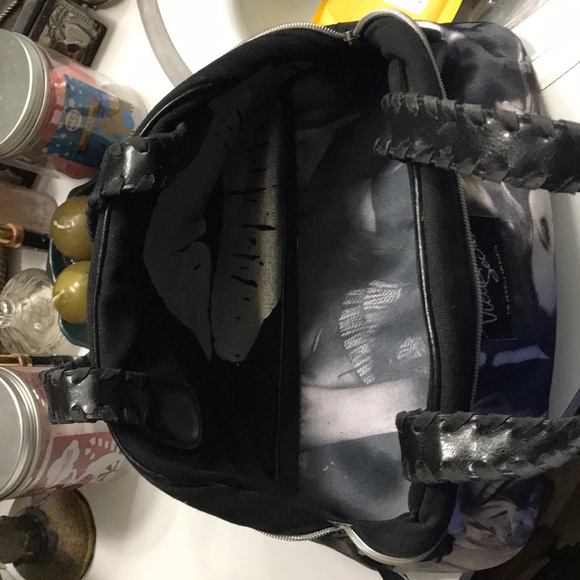 VICTORIAS REVERSIBLE MAKEUP/CLOTHING BAG - Picture 3 of 8